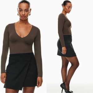 ARITZIA Babaton Contour Brown Crop Long Sleeve Top